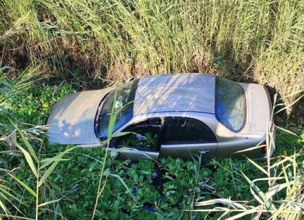 انقلاب سيارة ملاكي يثير الذعر داخل مياه الرياح التوفيقي في انقلاب سيارة ملاكي داخل مياه الرياح التوفيقي بالقليوبية