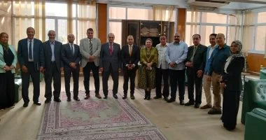 جامعة الزقازيق تكرِّم الدكتور فتحي العفيفي عن تقريره الاستراتيجي الآسيوي جامعة الزقازيق تكرِّم الدكتور فتحي العفيفي عن تقريره الاستراتيجي الآسيوي