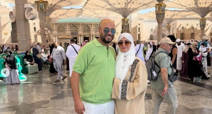 بدلاً من شهر العسل.. حاتم صلاح يبدأ حياته الزوجية بعمرة