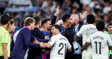 حكم الكلاسيكو يشهر 6 كروت صفراء وطرد لأبطال مشاجرة الريال ضد برشلونة