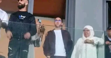 حكيم زياش ووالدته يتألقان في ديربي الوداد والرجاء بمشاهد مؤثرة حكيم زياش ووالدته يخطفان الأضواء فى ديربى الوداد ضد الرجاء.. فيديو