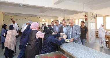 رئيس جامعة كفر الشيخ يتفقد مطعم المدن الجامعية لضمان جودة الطعام.