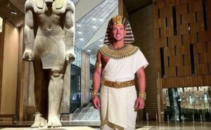 بالزي الفرعوني.. رامي رضوان يشيد بافتتاح المتحف المصري الكبير بالزي الفرعوني.. رامي رضوان يشيد بافتتاح المتحف المصري الكبير