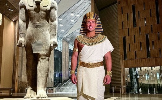 رامي رضوان يتألق بالزي الفرعوني خلال افتتاح المتحف المصري الكبير بالزي الفرعوني.. رامي رضوان يشيد بافتتاح المتحف المصري الكبير