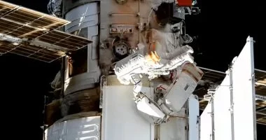 رواد الفضاء الروس ينفذون تجارب علمية وصيانة على متن محطة رواد فضاء روس يجرون تجارب علمية وصيانة على متن محطة الفضاء الدولية