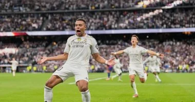 ريال مدريد يخطف برشلونة 2-1 ويواصل صدارة ترتيب الدورى الإسبانى.. فيديو وصور