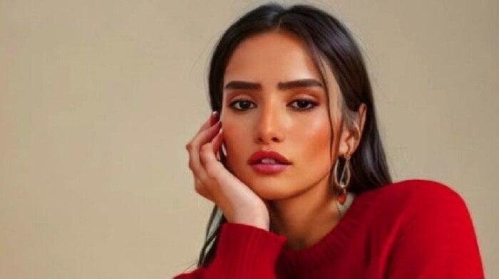 شرخ فى الركبة.. زينة تكشف عن إصابتها أثناء تصوير «ورد وشوكولاتة»