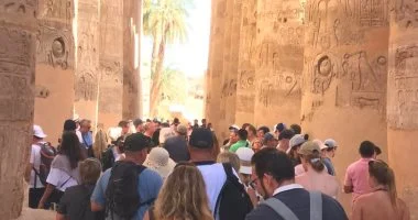 سياح من كافة البلدان يستمتعون بأجواء ساحرة بين معالم الأقصر التاريخية