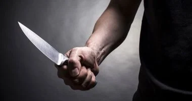 شخص يطعن موظفاً بسكين أثناء شجار في طما بسوهاج