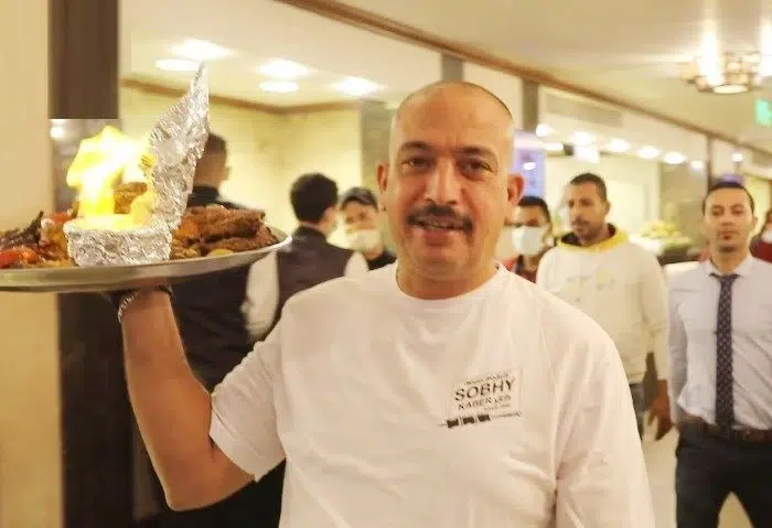 صاحب أشهر مطعم في مصر يصبح عامل في مطعمه.. وهذا دور السعودية