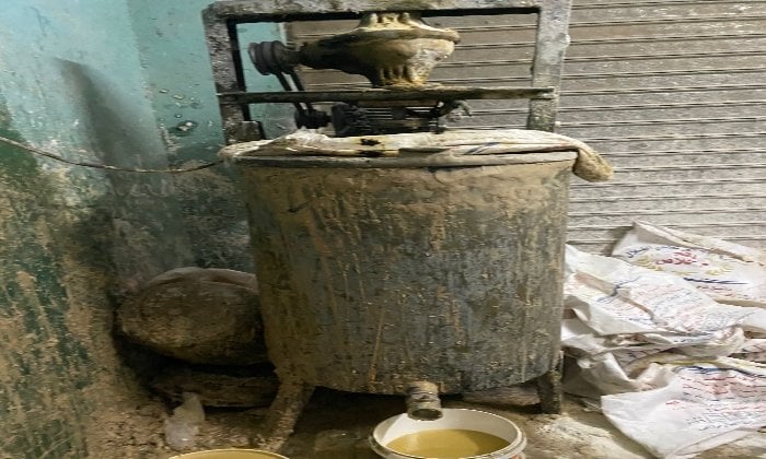 ضبط كميات ضخمة من زيت الطعام والطحينة مجهولة المصدر في ضبط 1200 لتر زيت طعام و1750 كيلو طحينة مجهولة المصدر داخل مصنع غير مرخص بالخانكة