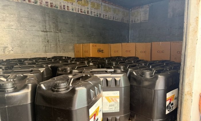 ضبط 2800 لتر زيوت سيارات داخل مخزن غير مرخص بالخانكة