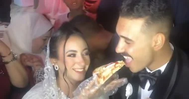 عروسان بالأقصر يختاران الشاورما والبيتزا لحفل زفافهما بدلاً من التورتة