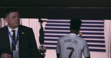 فينيسيوس جونيور يعترض على استبداله فى الكلاسيكو ويغادر الملعب.. فيديو