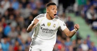 الفار يحرم ريال مدريد من ركلة جزاء ضد برشلونة بالدقيقة الثانية.. فيديو