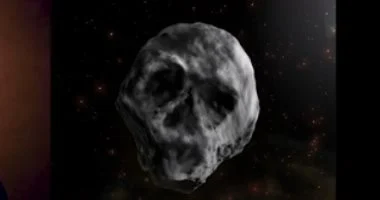 كويكب يحمل شكل جمجمة يمر قرب الأرض في ذكرى هالوين زى النهاردة.. كويكب هالوين على شكل جمجمة يمر بالقرب من الأرض