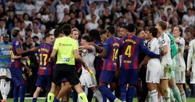 لامين يامال وبيدرى ينهيان متابعة كارفخال، وهو يرد بسرعة على لامين يامال وبيدرى يلغيان متابعة كارفخال والأخير يقوم بالرد الفورى