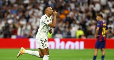 كيليان مبابى يفتتح التسجيل فى مباراة الريال ضد برشلونة بهدف عالمى.. فيديو