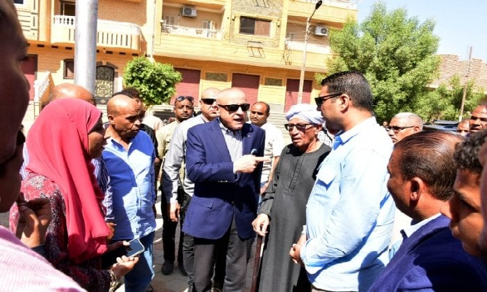 محافظ الأقصر يتفقد أعمال الرصف بعدد من الطرق بمدينة البياضية