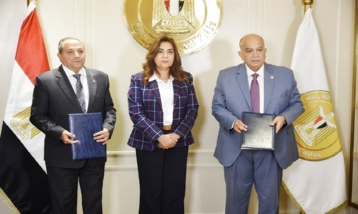 محافظ بورسعيد يوقع عقدًا جديدًا لجمع وتنظيف الشوارع لتعزيز الخدمات محافظ بورسعيد يوقع عقد تقديم خدمات الجمع ونظافة الشوارع