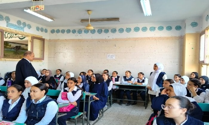 مدير تعليم قنا يثني على إنجازات طالبات نقادة في مجالات مدير تعليم قنا يشيد بتميز طالبات نقادة في البرمجة والذكاء الاصطناعي