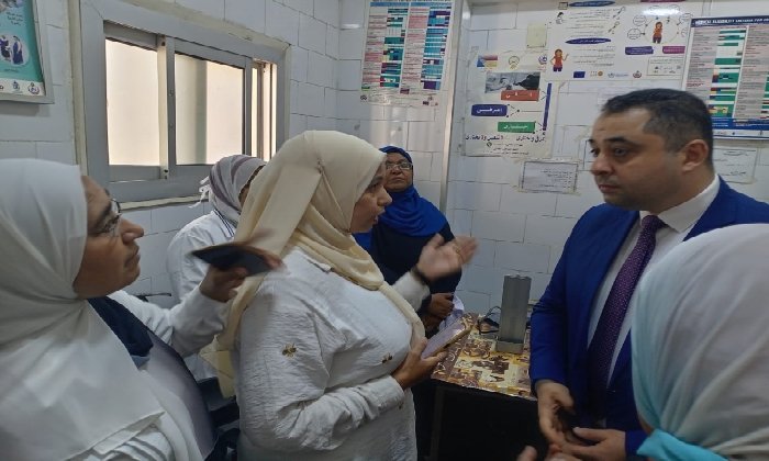 مدير صحة قنا يتفقد القافلة الطبية الشاملة بقرية الحُجيرات