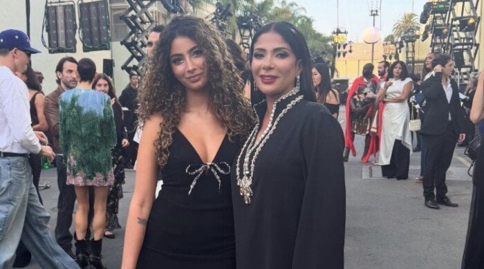 منى زكي تخطف الأنظار في أحدث ظهور لها مع ابنتها بـ لوس أنجلوس