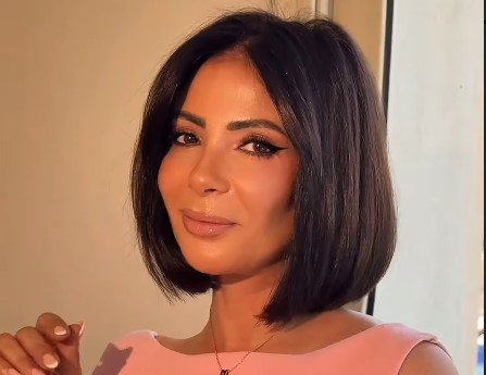 منى زكي بعد مشاركتها في فعاليات فوغ العالمية: «كان حدثا ملهما»