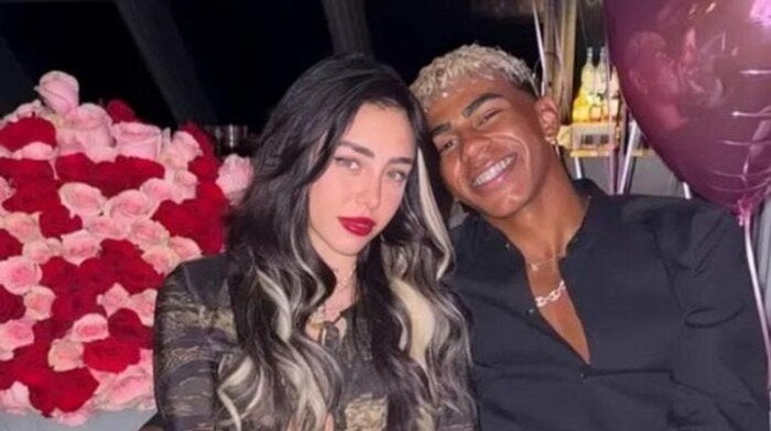 نيكي نيكول تكشف حقيقة حملها من نجم برشلونة لامين يامال