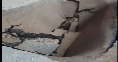 هبوط أرضي في مدخل قرية العمار بطوخ والسلطات ترسل فرق الطوارئ.