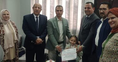 وكيل تعليم كفر الشيخ يكرم طفلة أعادت خاتمًا ثمينًا لصاحبته برفض المكافأة.