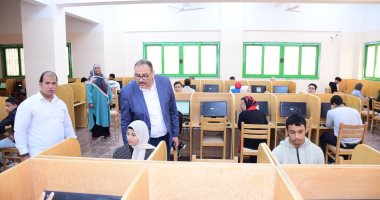 825 طالبًا يجرون اختبارات الميد تيرم إلكترونياً بكلية الطب في سوهاج.