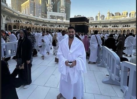 أحمد فلوكس ونجله يؤديان مناسك العمرة