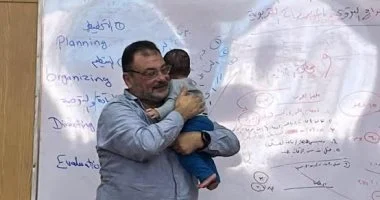 أستاذ بجامعة دمياط يحمل طفل طالبة خلال المحاضرة ويعتبره حفيده.