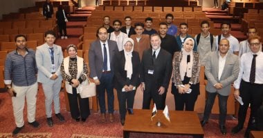 أستاذ كيمياء من جامعة ساوث داكوتا يزور جامعة بني سويف لمناقشة التعاون العلمي.