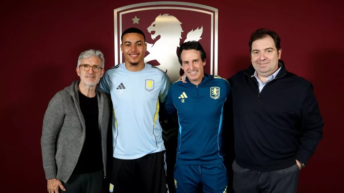 أستون فيلا يمنح نجمه الشاب مكافأة بعد أداء مميز