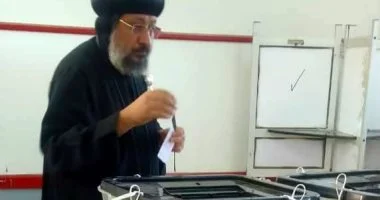 أسقف كنائس الوادي الجديد والواحات يشارك بالتصويت في انتخابات النواب بالخارجة