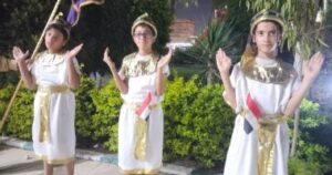 أطفال القليوبية يستقبلون ضيوف احتفالات المتحف المصري بالزي الفرعوني