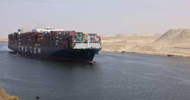 أكبر سفينة حاويات تعبر قناة السويس لأول مرة منذ عامين