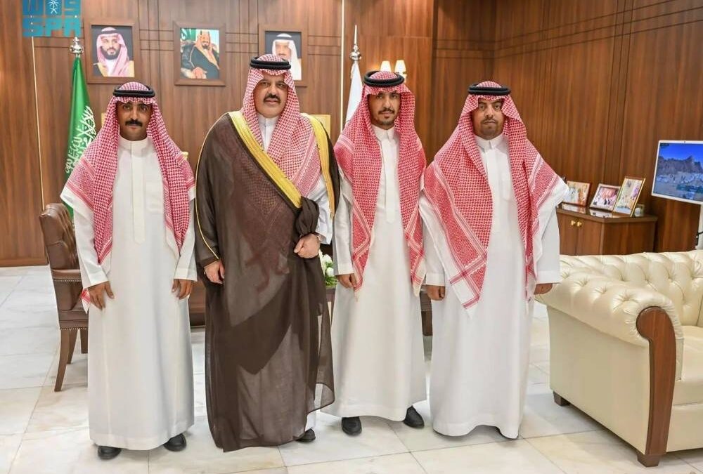 أمير حائل يكرم 3 مواطنين بطلة أنقذوا حياة وافدين صينيين في موقف إنساني