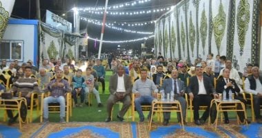 أهالي الشرقية يشاهدون حفل افتتاح المتحف أمام شاشات العرض