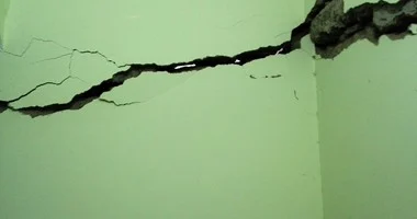 إخلاء ثلاثة منازل ببني وشاح سوهاج بسبب تصدعات حفاظاً على سلامة الأهالي