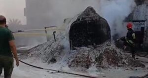 إخماد حريق سيارة تعمل بالسولار قرب محطة وقود في الشرقية