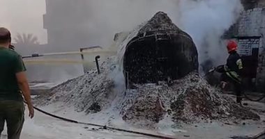 إخماد حريق سيارة تعمل بالسولار قرب محطة وقود في الشرقية