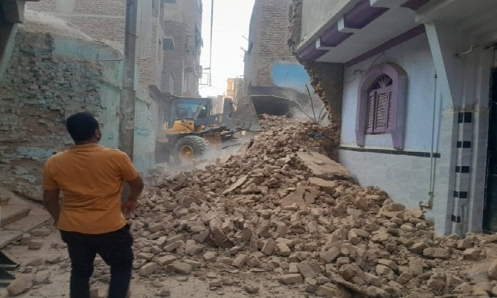 إزالة منزل آيل للسقوط في قنا حرصًا على حياة المواطنين
