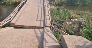 إغلاق مداخل كوبري العتامنة بطما سوهاج بعد انهياره بواسطة الوحدة المحلية