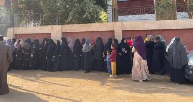 إقبال كبير من الناخبين للتصويت في انتخابات سوهاج، والسيدات يشاركن بحماس.