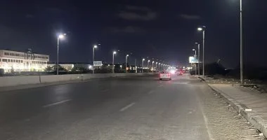 إنارة طريق بورسعيد الإسماعيلية باستخدام كشافات تعمل بالطاقة الشمسية للتحول للاستدامة البيئية