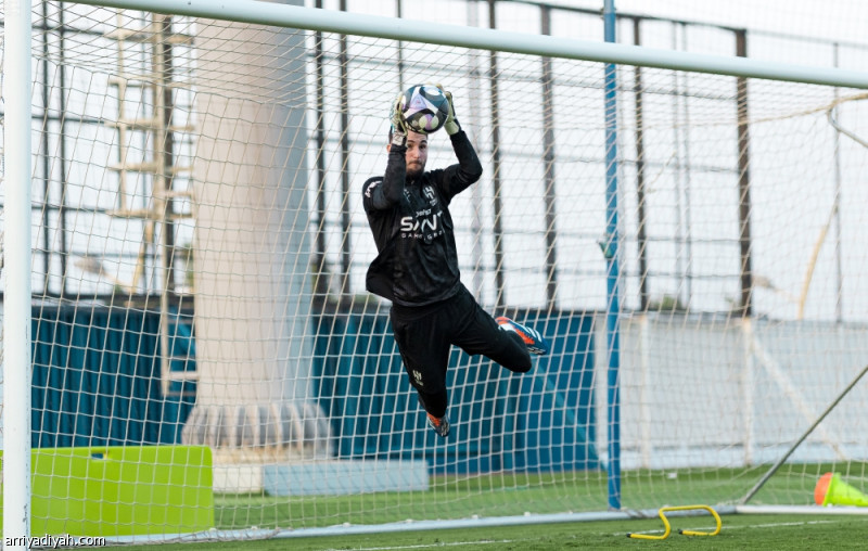 إنزاجي يستعد لتعزيز خط دفاع الهلال قبل غياب بونو