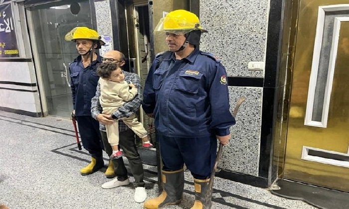 على طريقة «بين السما والأرض».. إنقاذ أب وطفله تعطل بهما المصعد بالفيوم